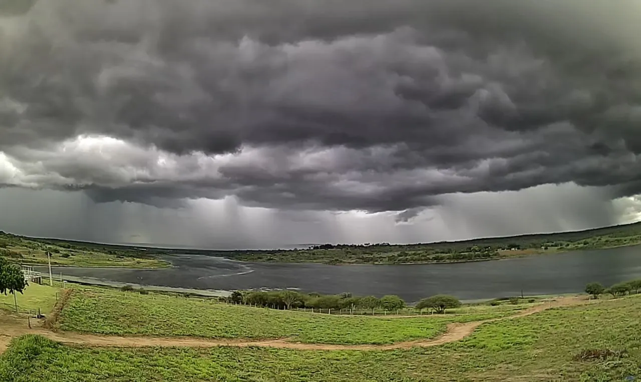 a imagem mostra o avan&ccedil;o de chuva em um cidade no interior da Bahia